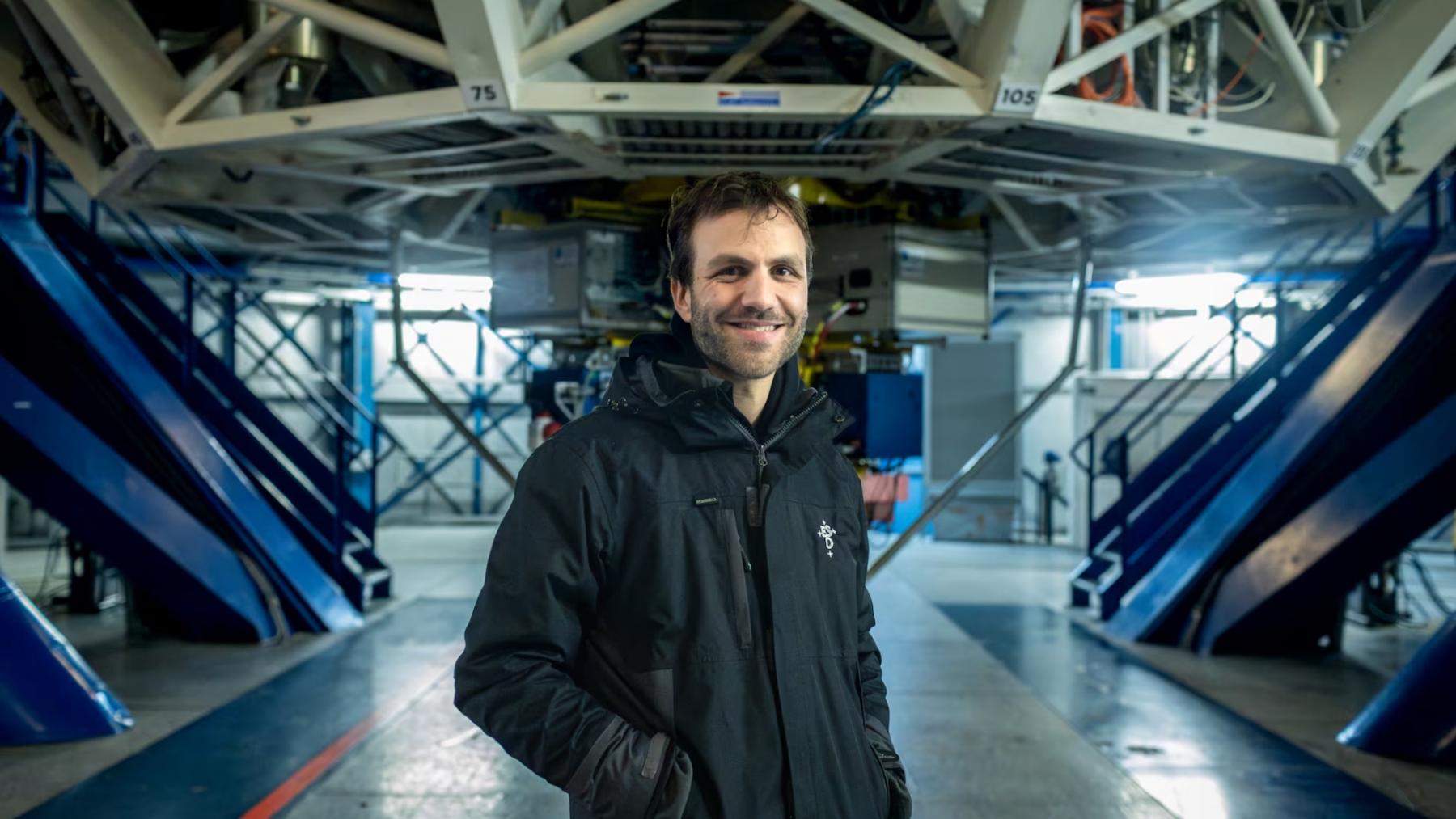 Michaël Marsset junto al telescopio del VLT1, en el Observatorio Paranal, el pasado 6 de mayo.